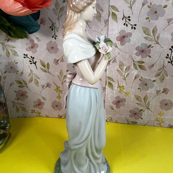 Avon Kathleen”A SPRING STROLL” Beauty Porcelain Figurine Moments & Memories 2002 - Picture 6 of 14